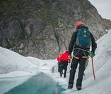 Фото группы людей в походе в горах зимой.